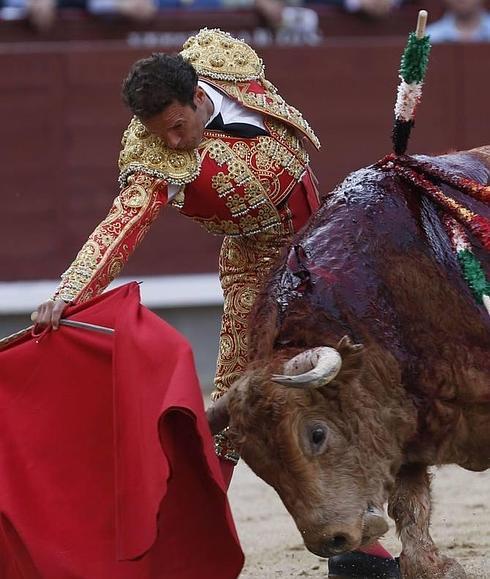 Antonio Ferrera colocando unas banderillas a su primer toro. :: 