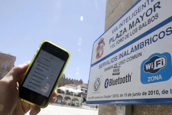 Cartel informativo sobre la red wifi de la Plaza Mayor y un móvil intentando conectarse sin éxito. :: jorge rey