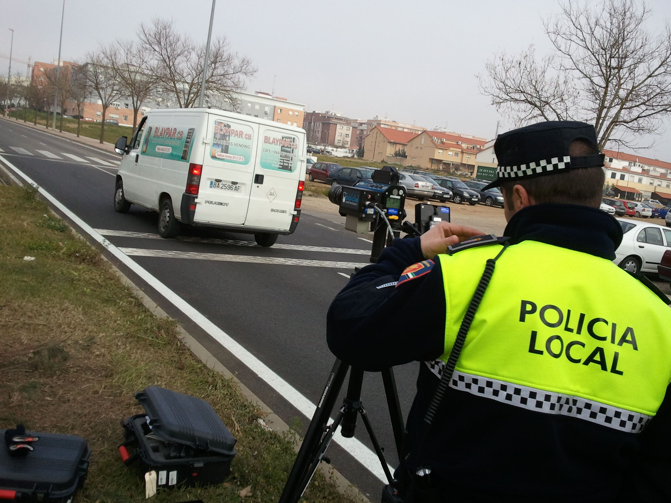 Un policía local vigila el rádar móvil en una calle de Badajoz