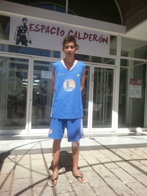 Arriba, el fin de fiesta del Campus Calderón en La Granadilla. Abajo, el base firma autógrafos en El Faro y su cliente más fiel, Alejandro, que ha estado en siete de las ocho ediciones. :: pakopí,  carlos pino y m. a. r.