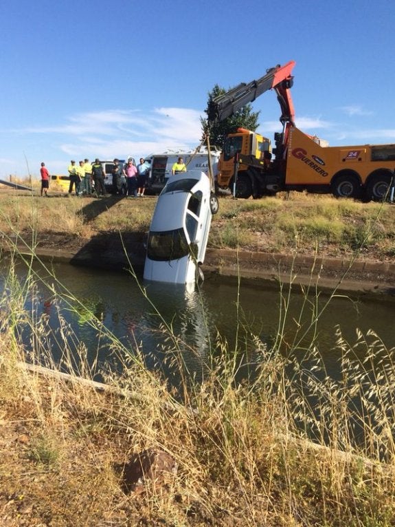 El coche del cuarto fallecido este fin de semana en accidente de tráfico es sacado del canal. :: hoy