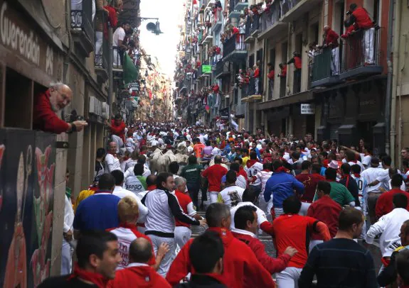 Aglomeración de corredores en la Calle Estafeta. :: EFE