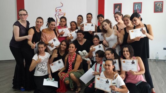 'La Parreña' y Canales junto a varias alumnas con sus diplomas. :: g. c.