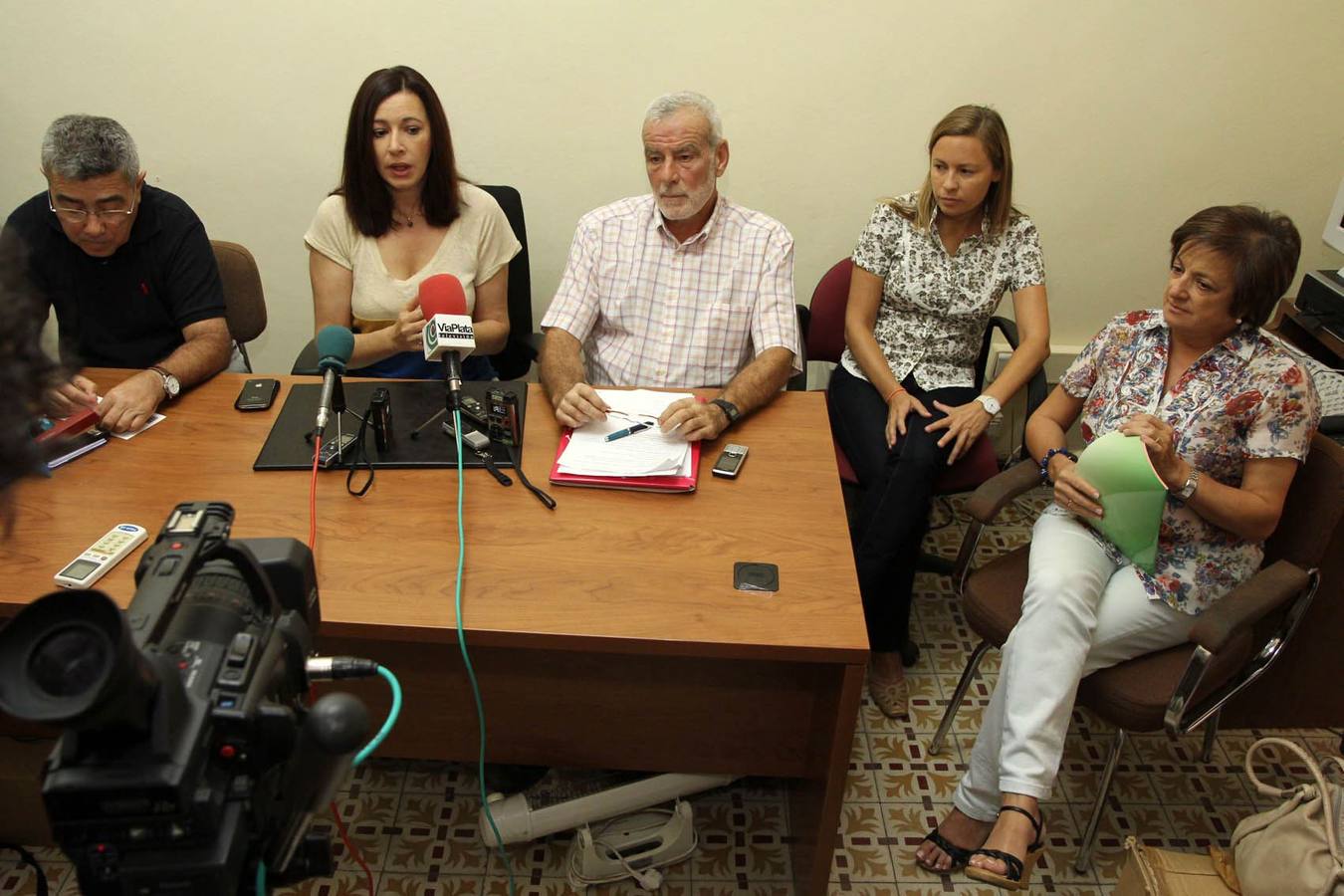 Elia María Blanco, Francisco Barbancho, y Mónica García en una rueda de prensa.