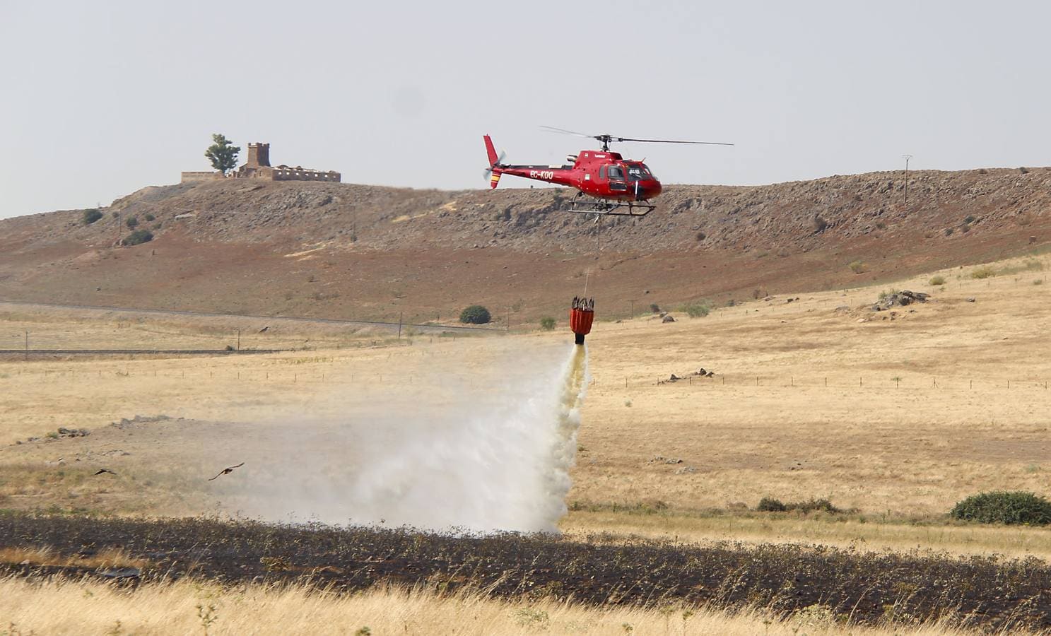 Un helicóptero que participó en las labores de extinción del incendio. 