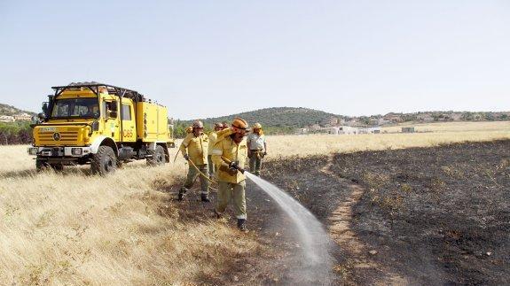 Tareas para enfriar el perímetro, ayer en Cáceres.