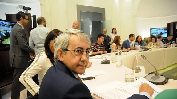 Clemente Checa en su comparecencia en la Asamblea de Extremadura. 