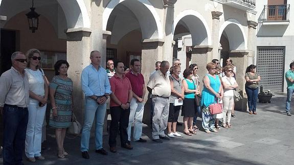 Minuto de silencio a las puertas del Ayuntamiento de Montijo en memoria de Hermenegildo Carretero
