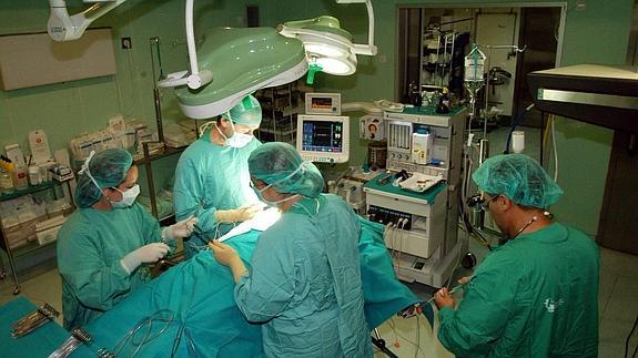 Cirujanos en el transcurso de una operación en el Hospital de Plasencia.