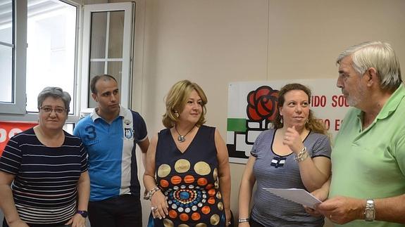 La portavoz socialista, Estrella Gordillo, junto a varios miembros de su grupo municipal. 