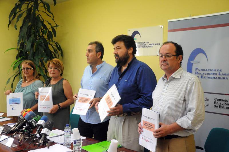 Integrantes del Consejo de Relaciones Laborales sostienen el informe de 2013 esta mañana en Mérida. BRÍGIDO