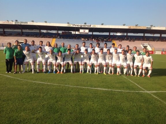 La plantilla del Extremadura al completo durante su presentación en el Francisco de la Hera. :: j. b. m.