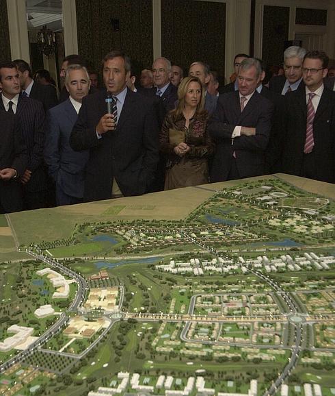 Rafael Galea, el ya fallecido Severiano Ballesteros y Ramón Luis Valcárcel, junto a su esposa Charo, el 12 de junio de 2003, ante la gran maqueta del proyecto Novo Carthago