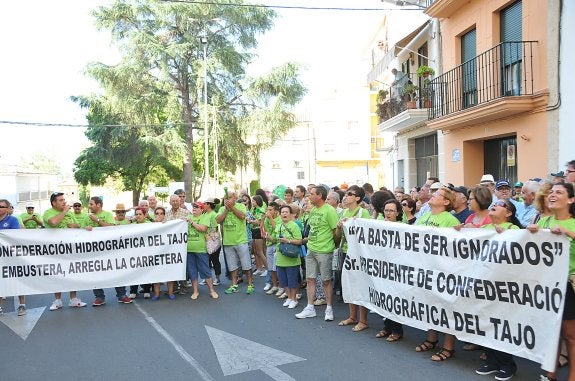 Manifestación ayer ante la sede de la Confederación Hidrográfica del Tajo en Plasencia. :: david palma