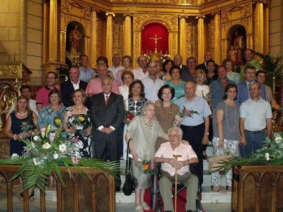 Los homenajeados en la iglesia de Santiago. :: HOY