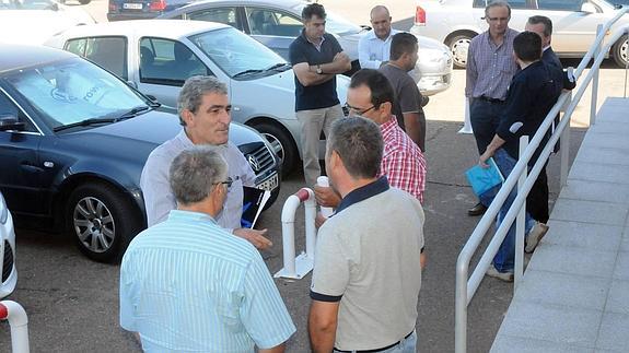 El presidente de Acorex, Manuel Pérez, primero de frente y a la izquierda, conversa con cooperativistas el martes pasado, poco antes del desarrollo de la asamblea general del grupo en Mérida