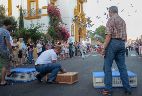 Suelta de palomas para recibir a San Roque. :: C. Moreno