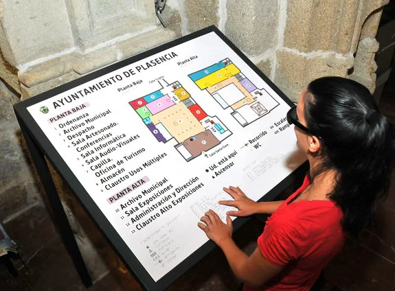 Una chica invidente utiliza los paneles en braille instalados en el Centro Cultural Las Claras. :: davil palma