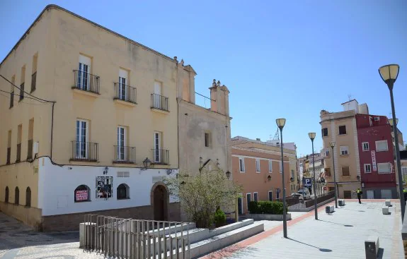 El edificio de la esquina de la plaza de Santa María perderá la planta superior. :: casimiro moreno