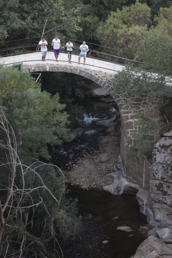 El puente de las Veredas tras su 'restauración'. :: M. Fernández