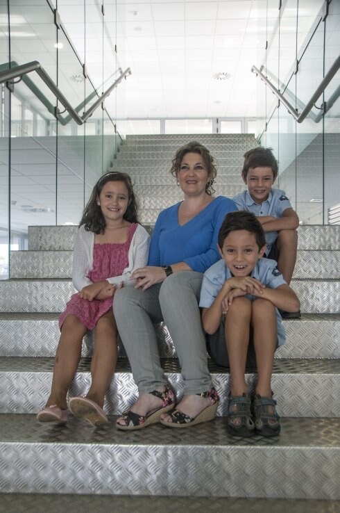 Fernanda Jaramillo con sus tres hijos de ocho años de edad. :: pakopí
