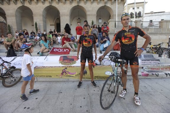 Los dos ciclistas y miembros de colectivos en la Plaza Mayor. :: l.c.