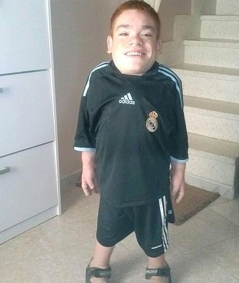 Daniel Llano, en su casa paterna de Logrosán, vestido con la equipaciónd el Real Madrid. 