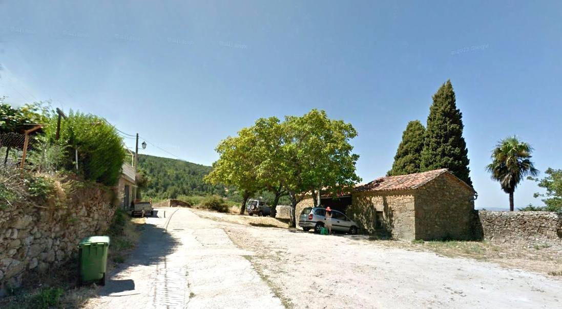 A la derecha de la imagen está la entrada del cementerio con la ermita que ha sido profanada. 