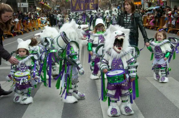 Niños participando en un desfile infantil. :: hoy