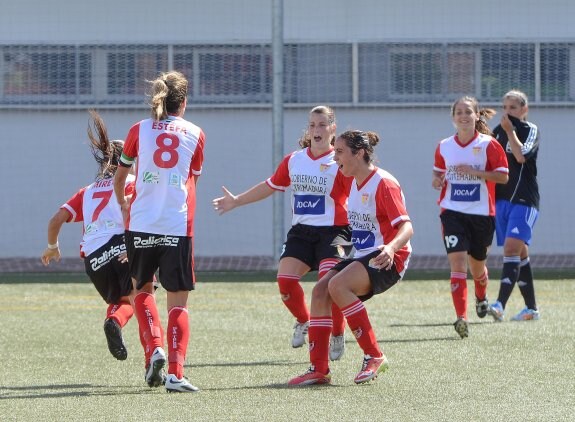 Sus compañeras corren a felicitar a Mireya (7) por su gol, el primero del Santa Teresa en la categoría. :: Casimiro Moreno