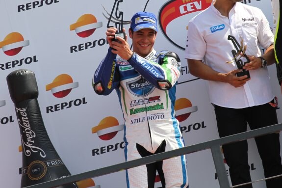 Santi Barragán posa con su trofeo en el podio del circuito de Los Arcos. :: team stratos