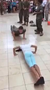 Reto de flexiones entre una niña y un Marine