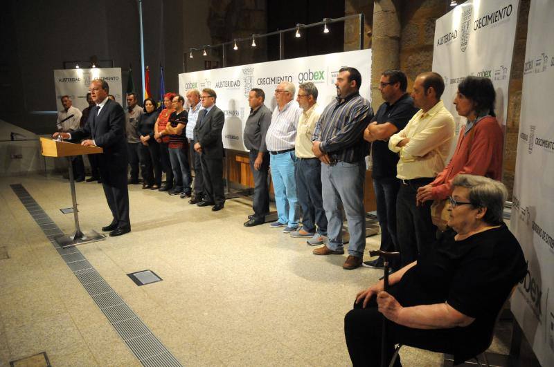 Monago, junto a Del Moral y los nuevos propietarios de viviendas sociales, esta mañana en Mérida. / 