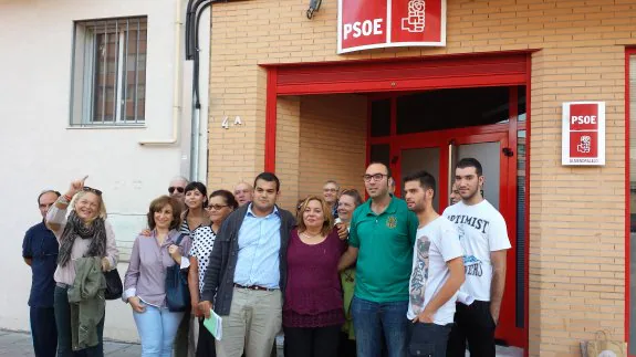 Paloma Domínguez junto a un grupo de afiliados. :: g. c.