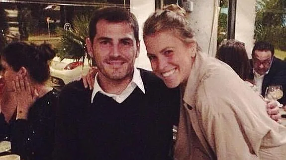 Casillas y Francesca posan sonrientes. Sara Carbonero, detrás. / Instagram