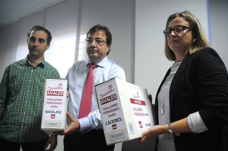 Guillermo Fernández Vara entregando esta mañana en la sede regional socialista los últimos avales para ser canddiato en las primarias del PSOE a la presidencia de la Junta. 