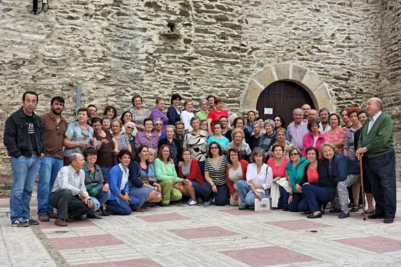 Los antiguos alumnos de doña Ignacia posan este sábado en la plaza de Portaje. :: E.R.