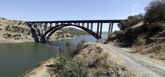 Puente Arcos de Alconétar sobre el río Tajo. :: lorenzo cordero