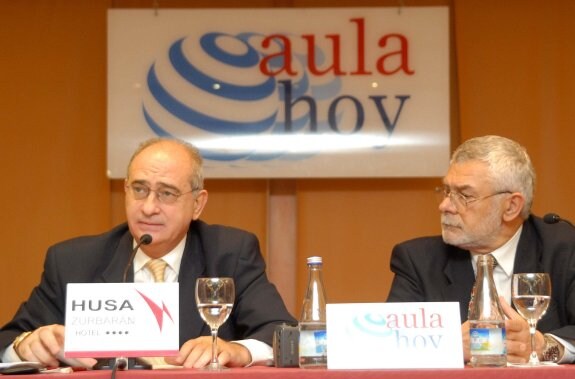 El actual ministro de Interior, Jorge Fernández, a su paso por el Aula HOY en 2006 junto a Alberto González, director del ciclo. :: HOY