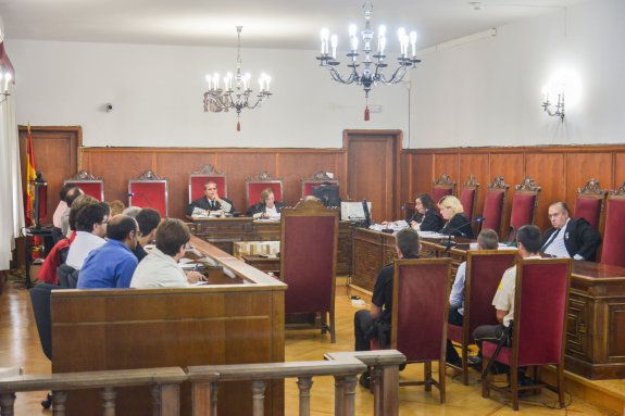 En la zona izquierda de la imagen, el jurado formado por ciudadanos que juzgó al homicida. :: j. v. arnelas