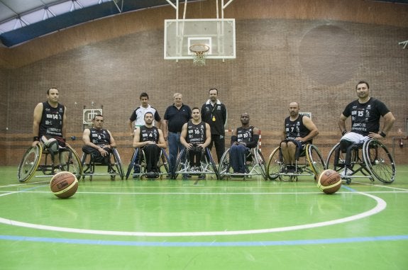 Presidente, jugadores y cuerpo técnico, en el penúltimo entrenamiento antes del inicio de la liga. :: pakopí