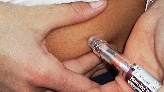 Una persona diabética se inyecta la dosis de insulina que necesita