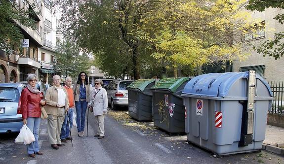 Vecinos del Edificio Vives se han quejado al Ayuntamiento por ponerle los envases en la puerta. :: mn