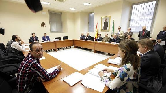 Representantes de las diferentes partes, esta mañana en Cáceres.