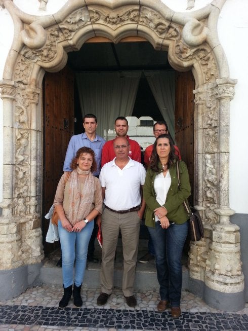 Manuel Cayado, en el centro, ayer junto a los cinco ediles. :: L.G.