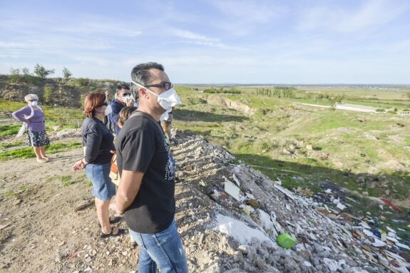 Imagen de los vecinos durante su recorrido de ayer. :: j. v. arnelas