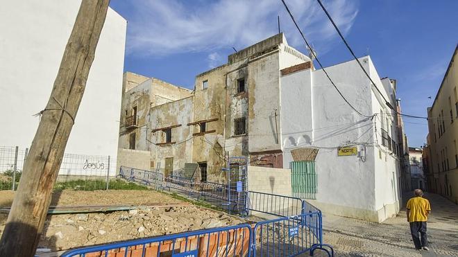 Un derrumbe afecta a una de las casas tapiadas de la calle Norte en Badajoz