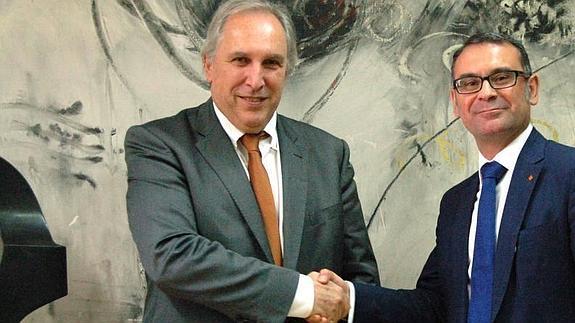 El alcalde de Parla, José María Fraile, con Didier Maurice, director general de Cofely