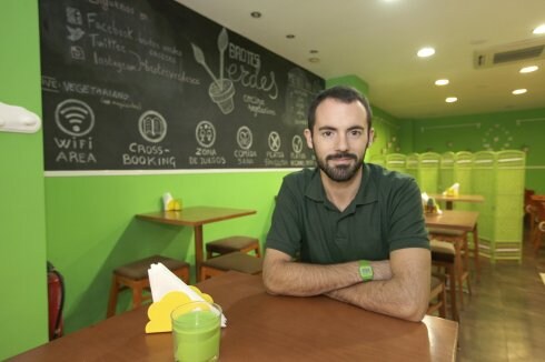 Álvaro, en su restaurante vegetariano de Cáceres. :: l. cordero