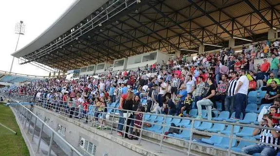 La afición del CD Badajoz vivirá una jornada especial animando a su equipo en el Nuevo Vivero siendo por primera vez visitante. :: c. moreno